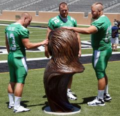 Baine, Tomlinson And Fortenberry Admire Statue