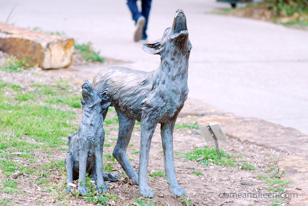 Statue of dogs (or wolves?)