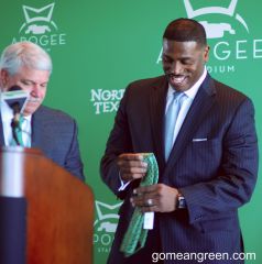 UNT AD Rick Villarreal gifts Benford with a new green tie